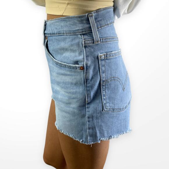 LEVI'S Light Wash High Rise Cut Off Denim Mom Shorts - Picture 2 of 8
